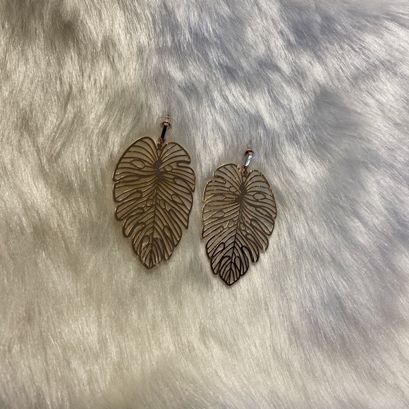minimalist gold leaf earrings - Picture 4 of 4